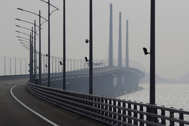 Illustration for article titled China inaugura el puente marítimo más largo del mundo, un monstruo de 55 km y 360.000 toneladas de acero